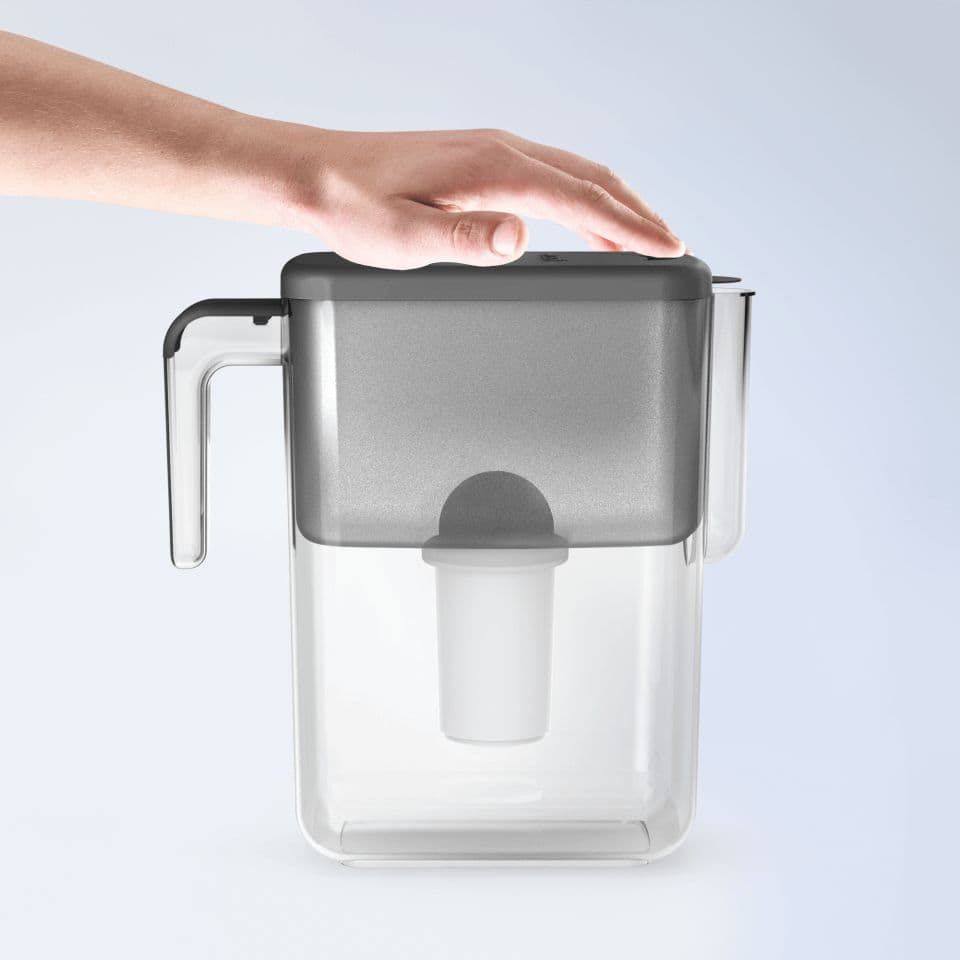 High-quality water filter pitcher with replaceable filter, portable water purification device for clean drinking water, modern design, ideal for home and on-the-go use.