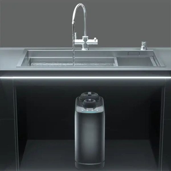 Filterplace.lt professional kitchen water filtration system, modern stainless steel sink with advanced water purifier, ensuring clean drinking water, innovative kitchen water filter technology.